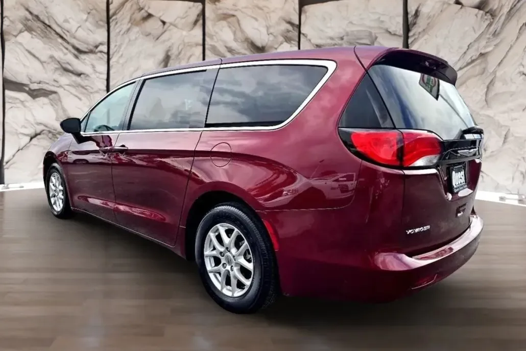 2023 Chrysler Voyager LX photo 1