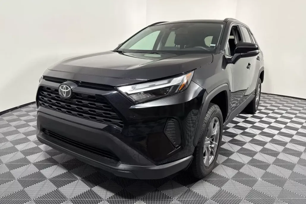 2024 Toyota RAV4 XLE photo 1