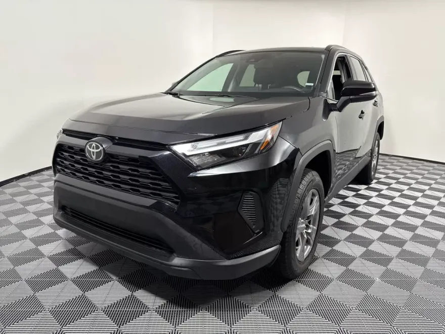 2024 Toyota RAV4 XLE photo 1