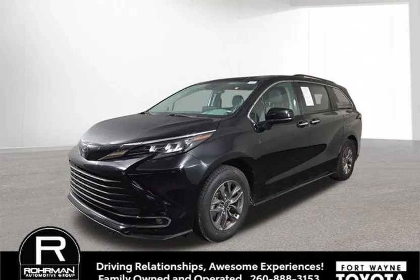 2024 Toyota Sienna XLE photo 1