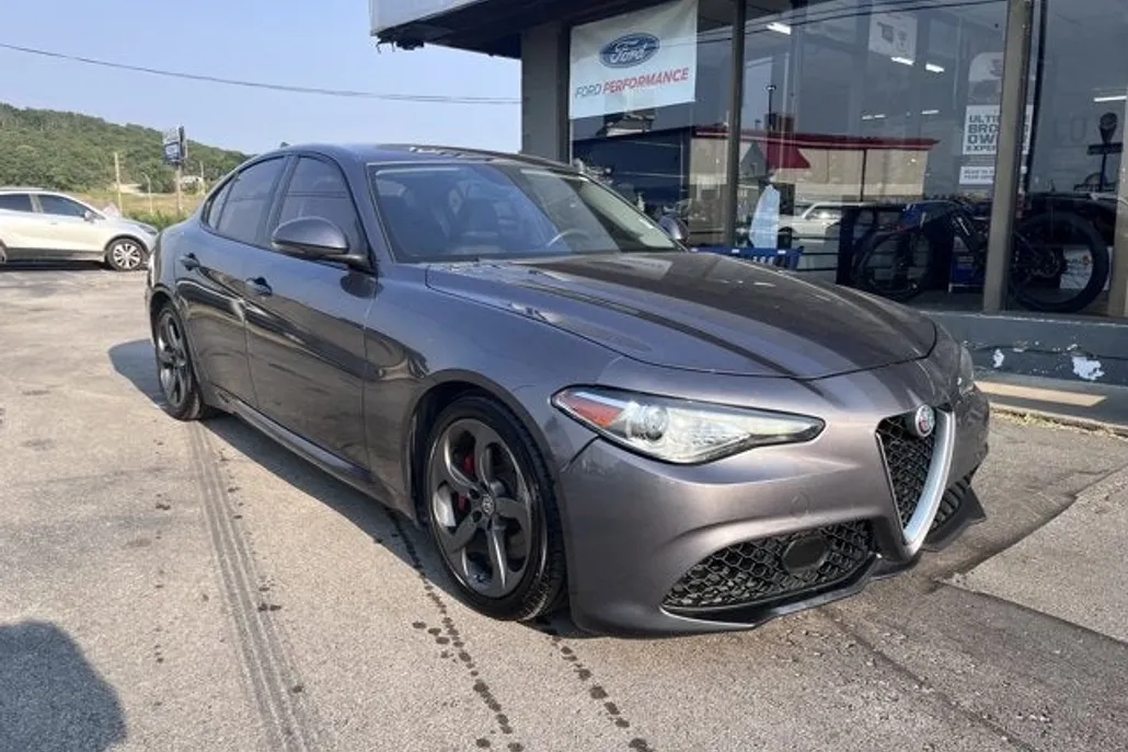 2018 Alfa Romeo Giulia Base photo 1