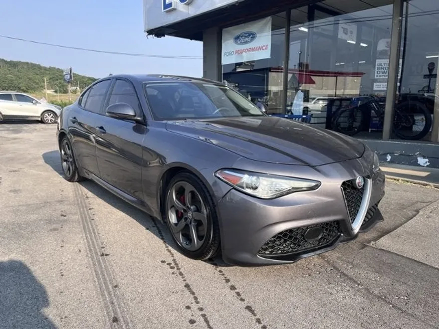 2018 Alfa Romeo Giulia Base photo 1