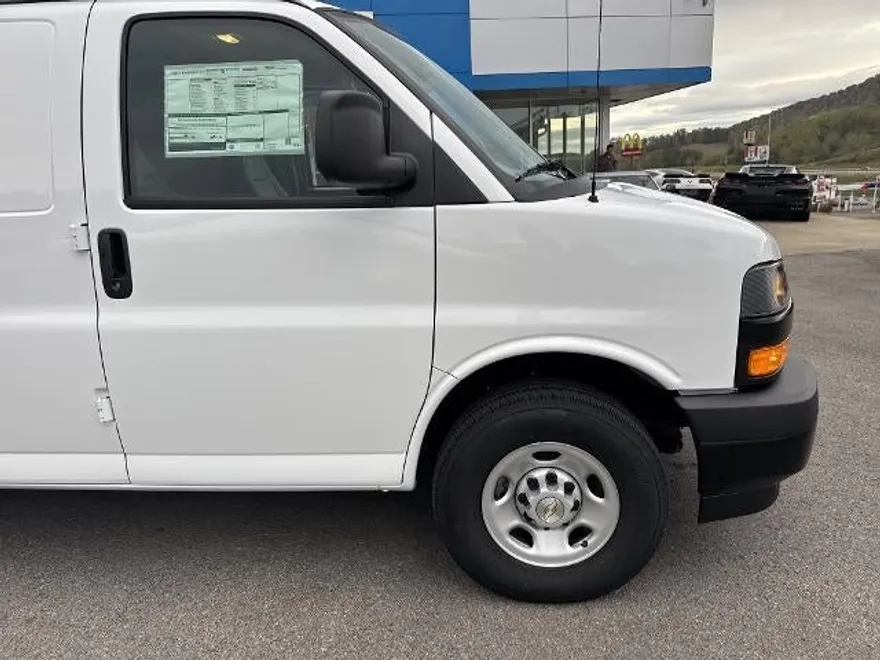 2025 Chevrolet Express Cargo 2500 Base photo 1