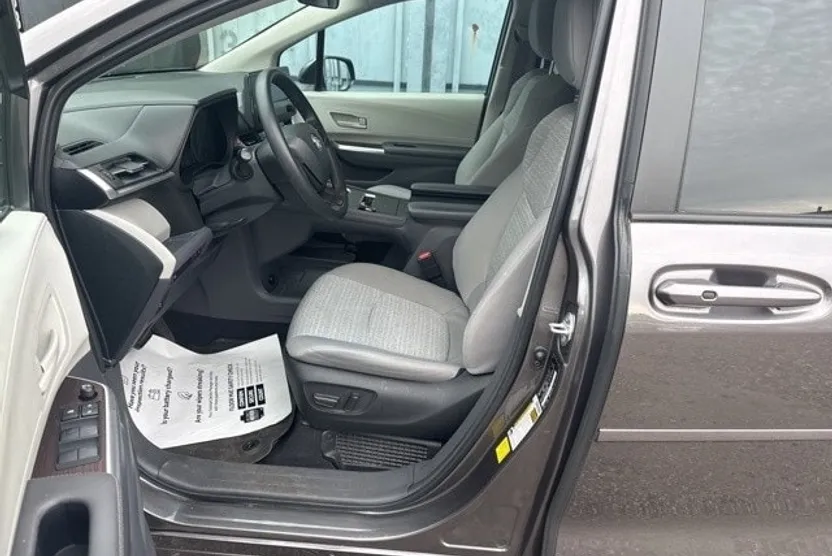 2022 Toyota Sienna LE photo 1