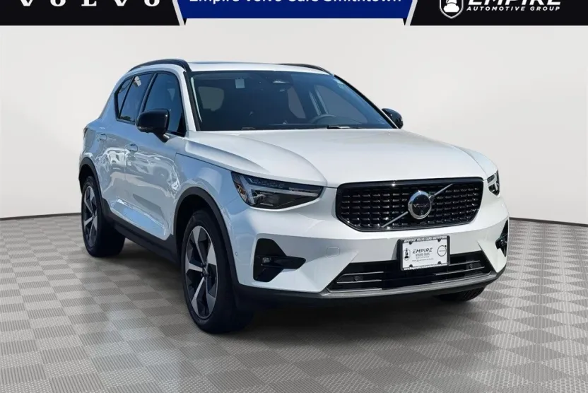 2025 Volvo XC40 Plus photo 1