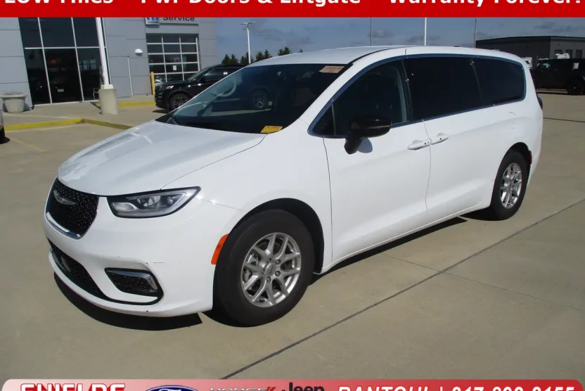 2024 Chrysler Pacifica Touring L photo 1