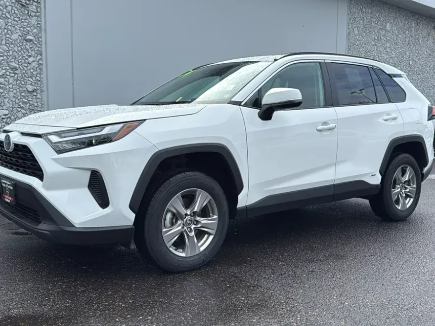 2024 Toyota RAV4 Hybrid XLE photo 1