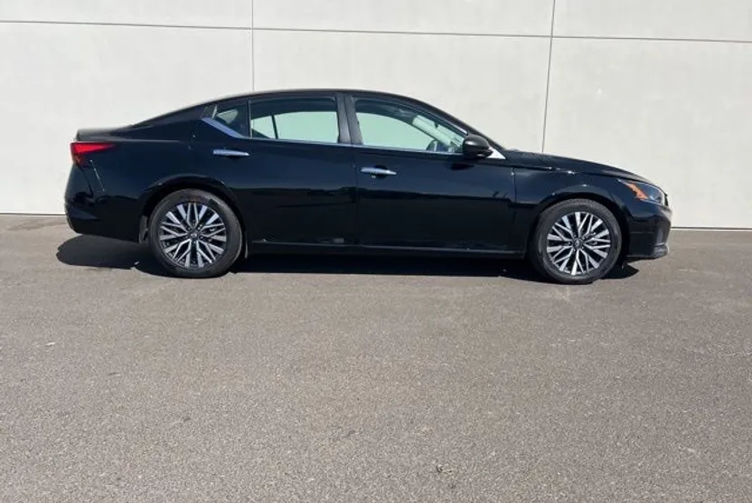 2024 Nissan Altima 2.5 SV photo 1