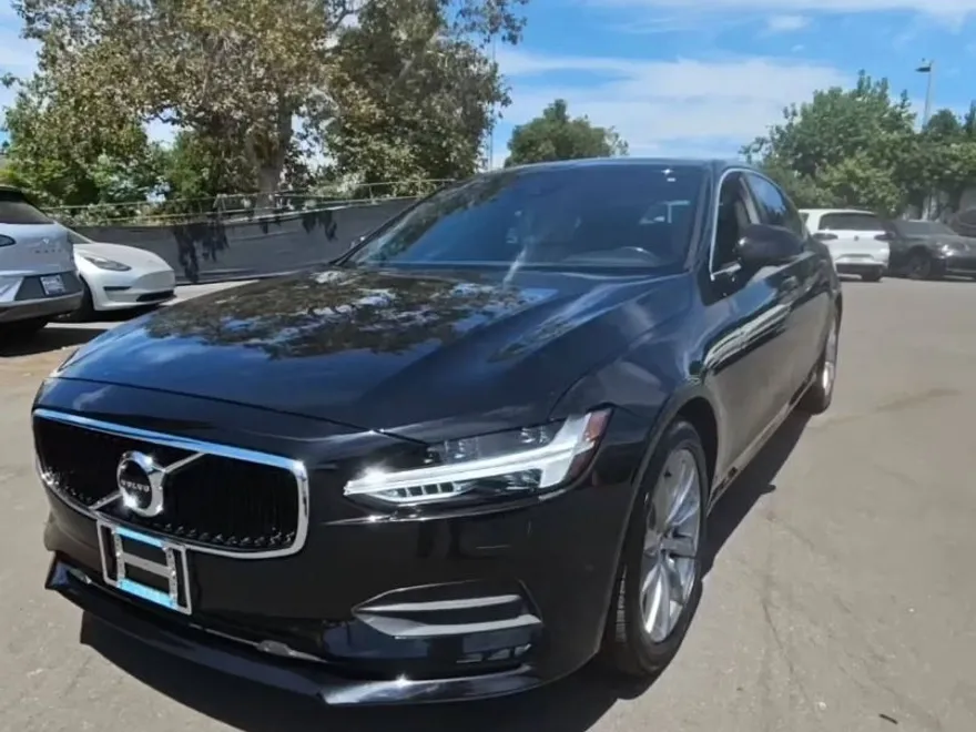 2018 Volvo S90 T6 Momentum photo 1