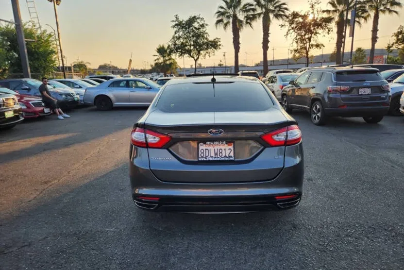 2015 Ford Fusion SE photo 1