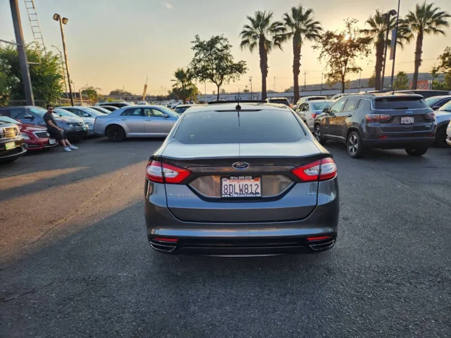 2015 Ford Fusion SE photo 1