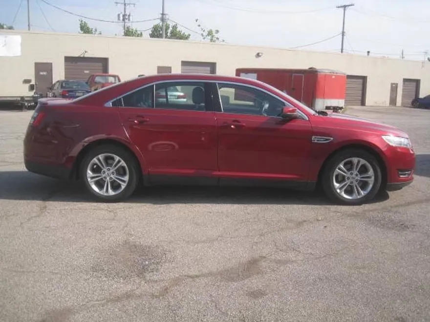2014 Ford Taurus SEL photo 1