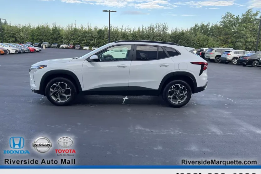 2024 Chevrolet Trax LT photo 1