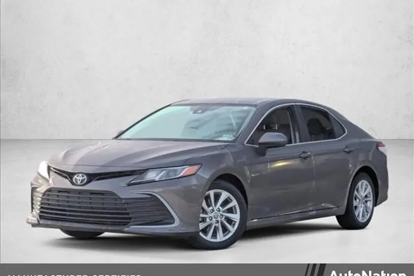 2023 Toyota Camry LE photo 1