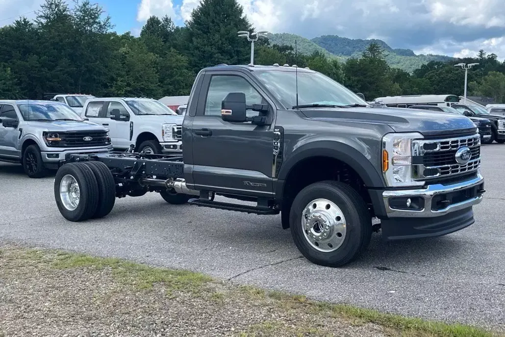 2025 Ford F-600 photo 1