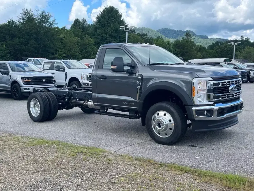 2025 Ford F-600 photo 1