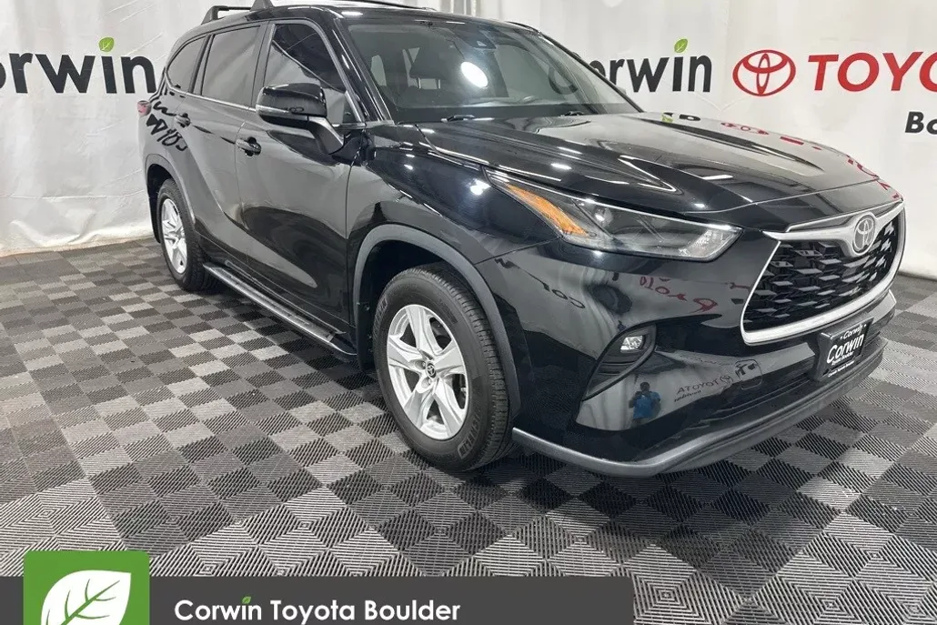 2023 Toyota Highlander LE photo 1