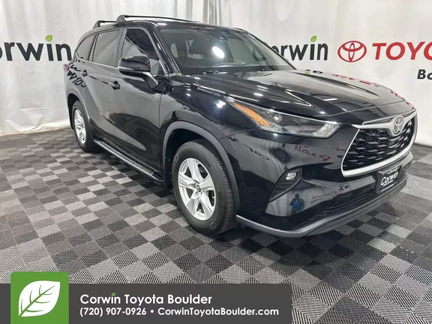 2023 Toyota Highlander LE photo 1