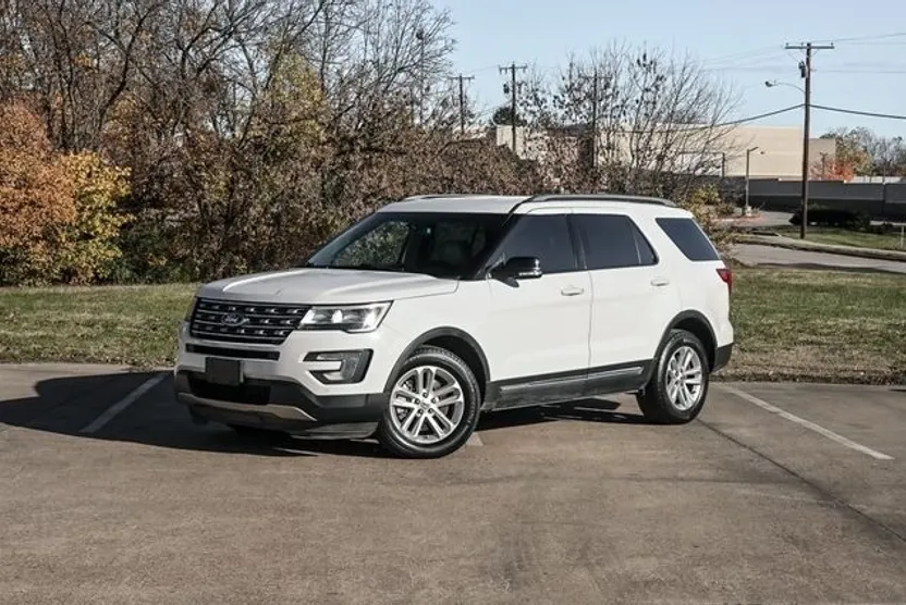 2016 Ford Explorer XLT photo 1