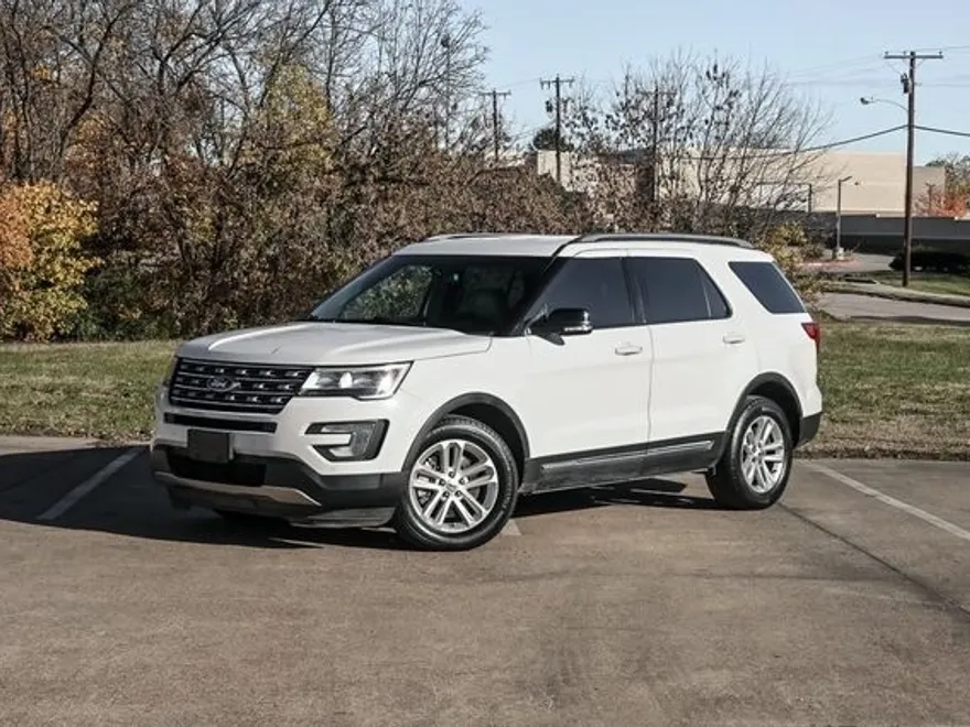 2016 Ford Explorer XLT photo 1