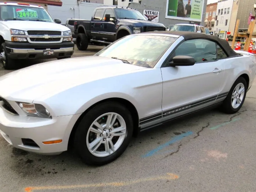 2012 Ford Mustang V6 Convertible photo 1