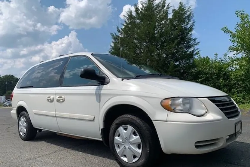 2006 Chrysler Town & Country LX photo 1