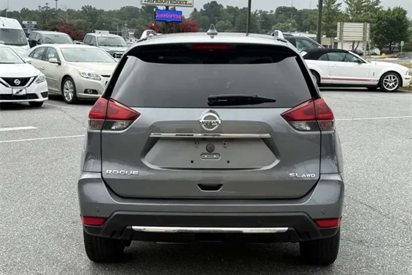 2019 Nissan Rogue SL photo 1