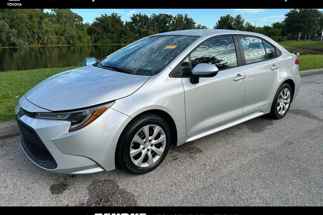 2022 Toyota Corolla LE photo 1