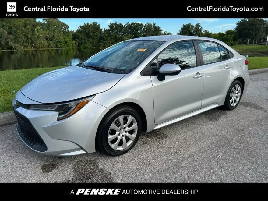 2022 Toyota Corolla LE photo 1