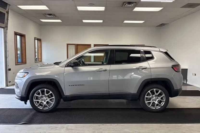 2022 Jeep Compass Latitude Lux photo 1