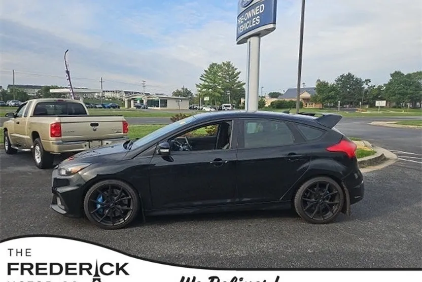 2017 Ford Focus RS photo 1
