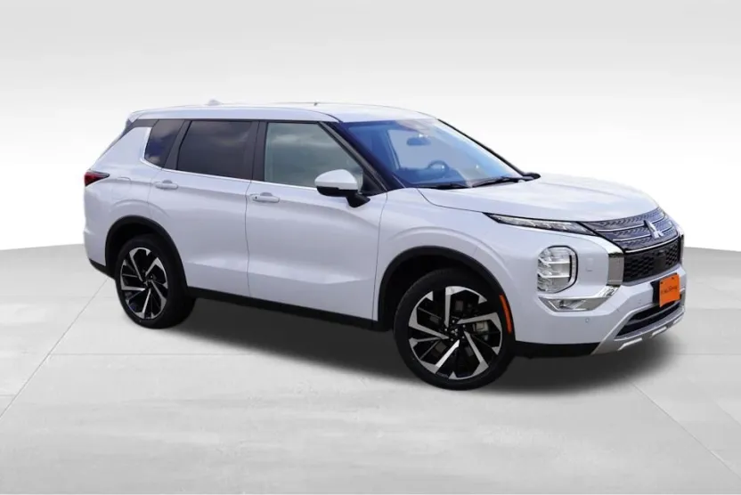 2024 Mitsubishi Outlander SE photo 1