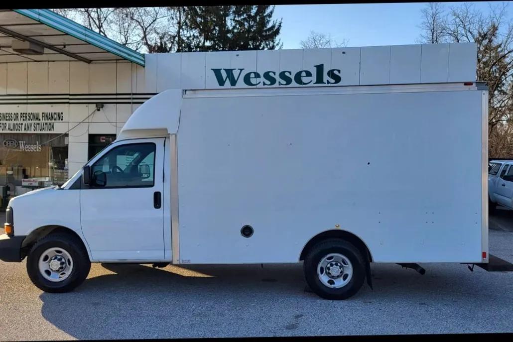 2015 Chevrolet Express Cutaway Van photo 1