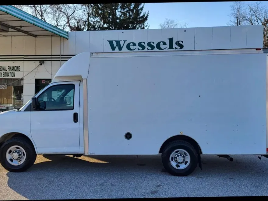 2015 Chevrolet Express Cutaway Van photo 1