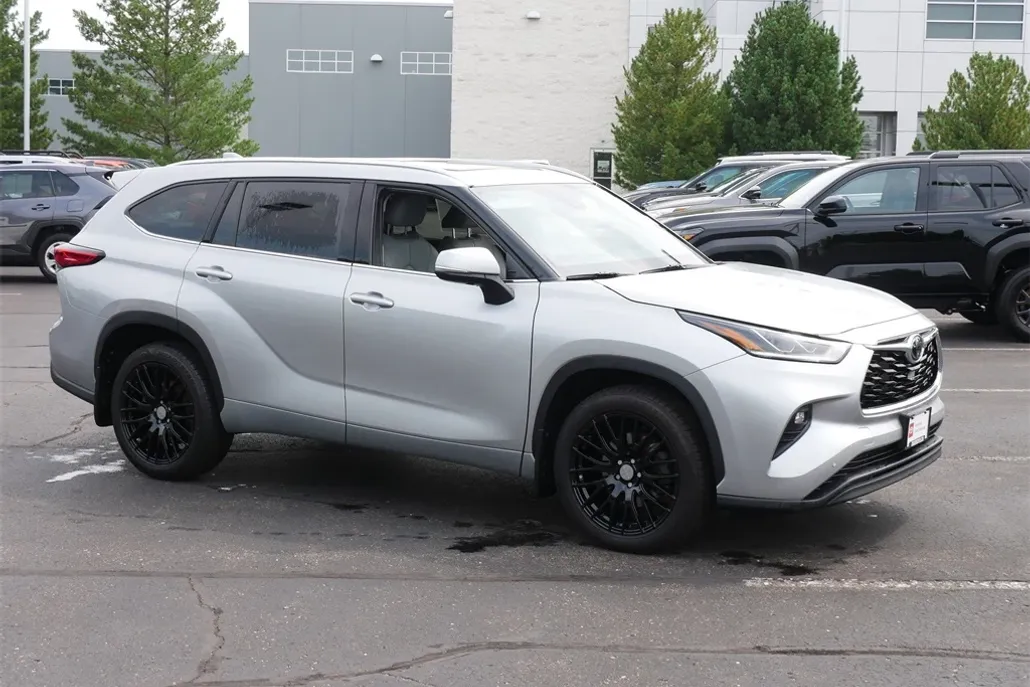 2022 Toyota Highlander Limited photo 1
