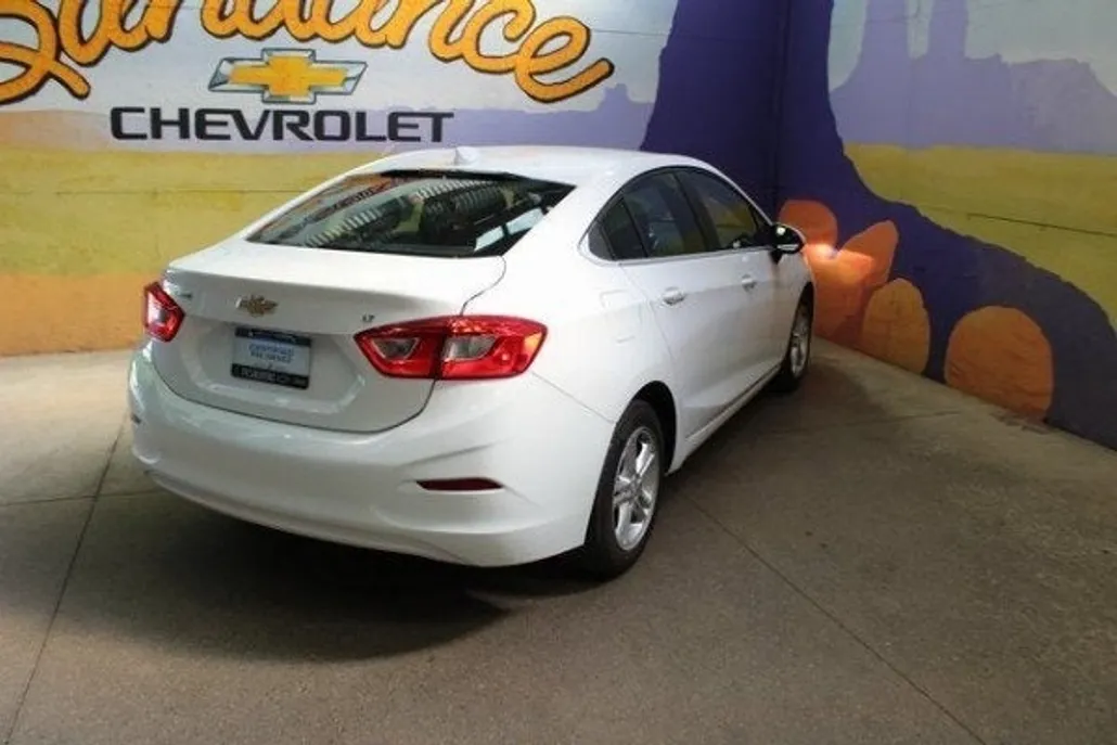2018 Chevrolet Cruze LT photo 1