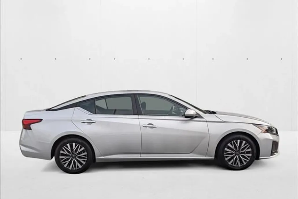 2023 Nissan Altima 2.5 SV photo 1