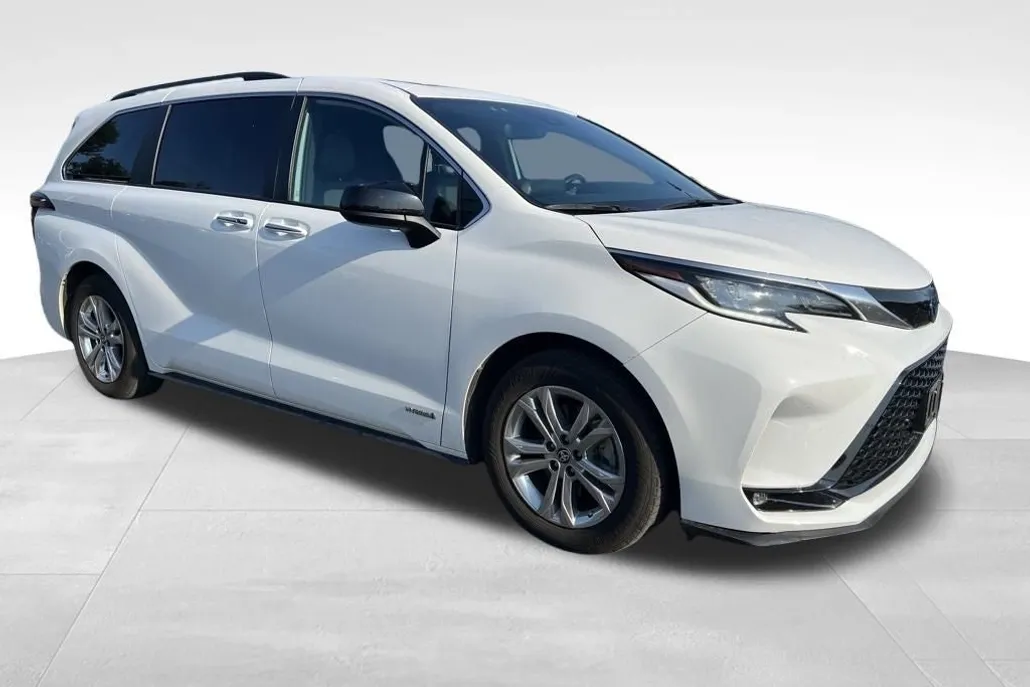 2021 Toyota Sienna XSE photo 1