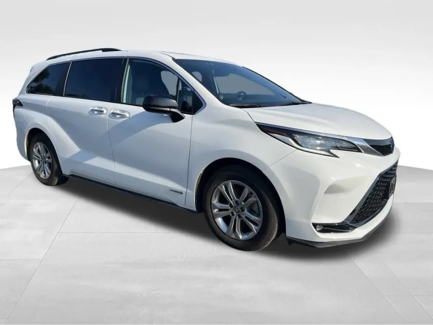 2021 Toyota Sienna XSE photo 1