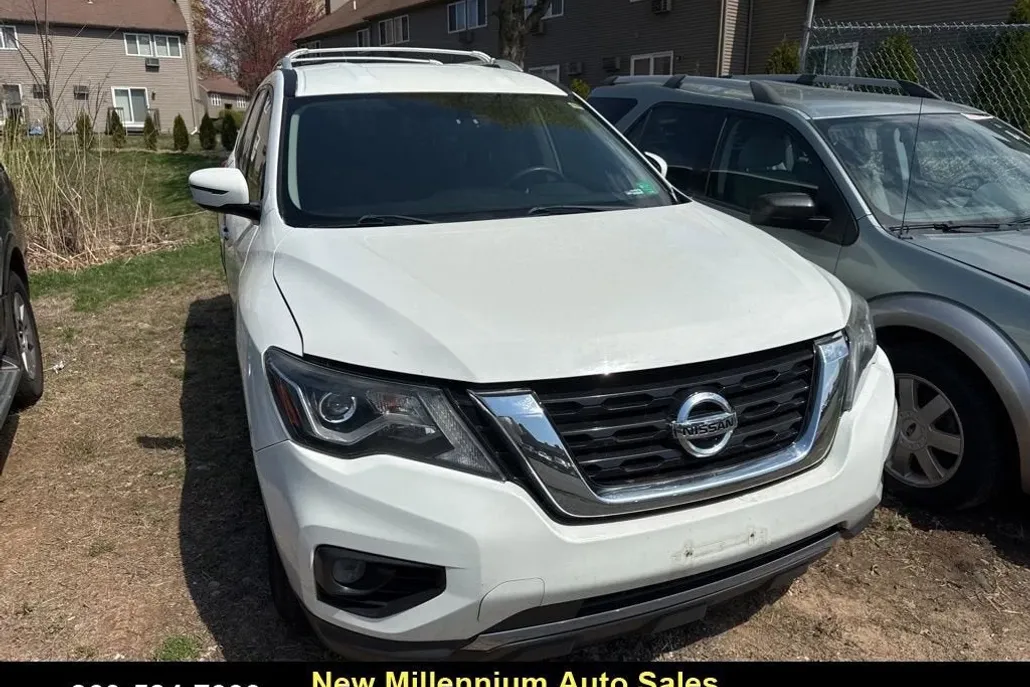 2017 Nissan Pathfinder SV photo 1