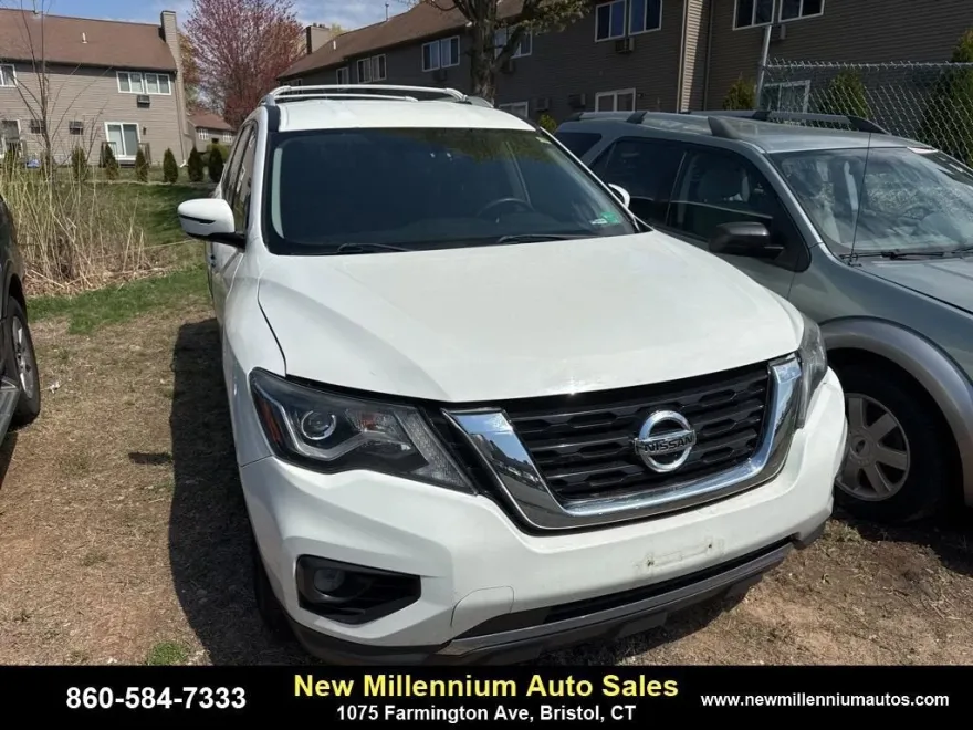 2017 Nissan Pathfinder SV photo 1