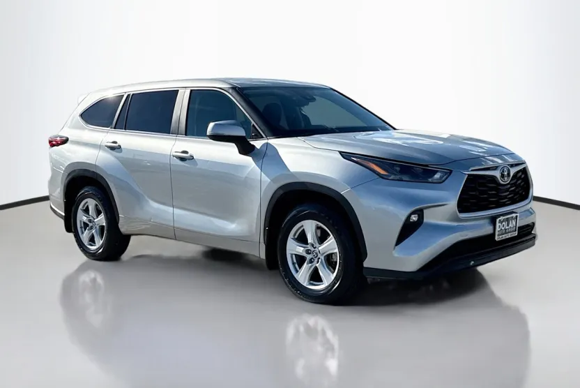 2024 Toyota Highlander LE photo 1