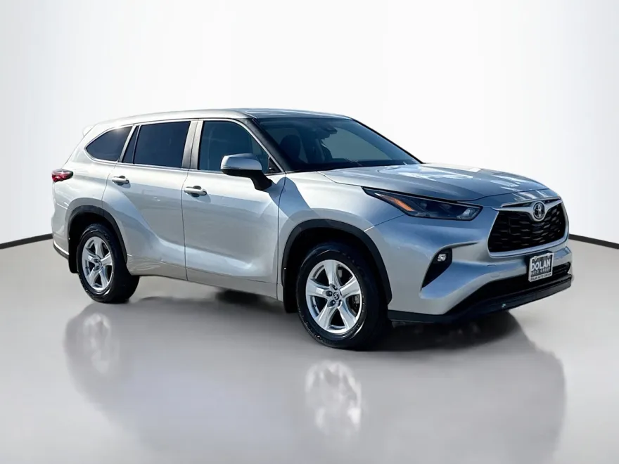 2024 Toyota Highlander LE photo 1