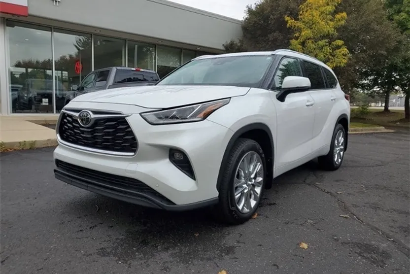 2023 Toyota Highlander Limited photo 1