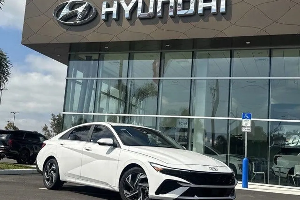 2025 Hyundai Elantra SEL Convenience photo 1