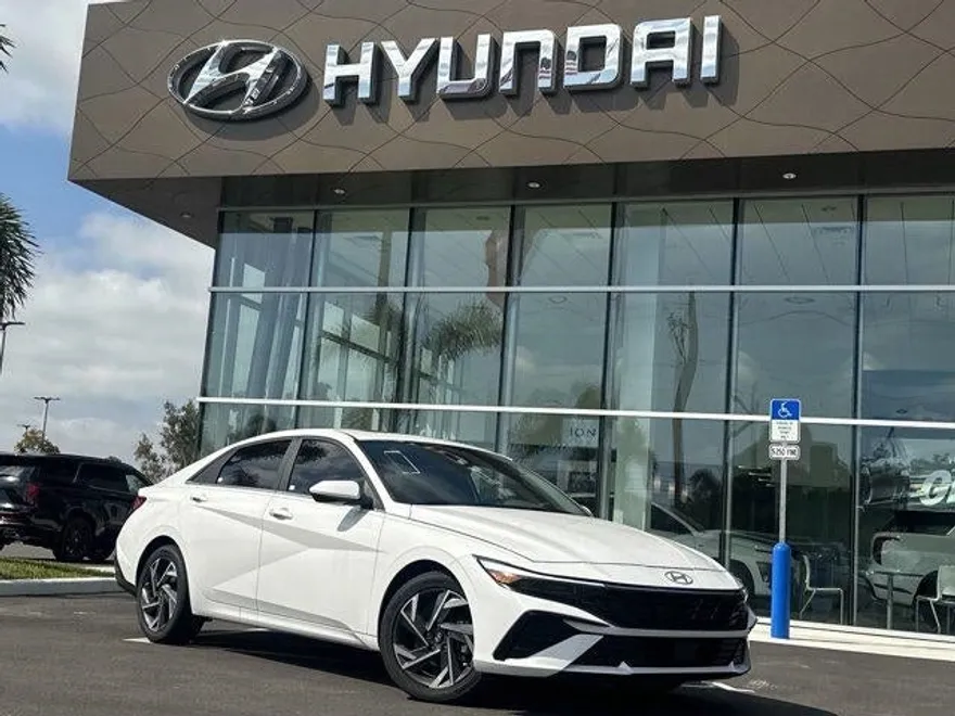2025 Hyundai Elantra SEL Convenience photo 1