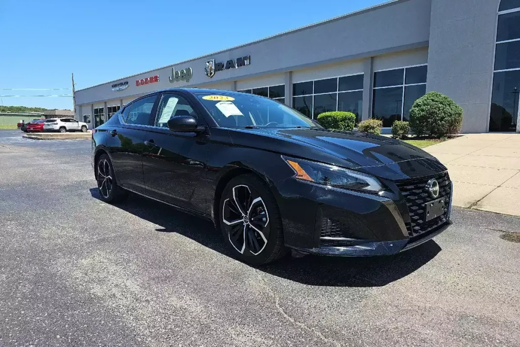 2023 Nissan Altima 2.5 SR photo 1