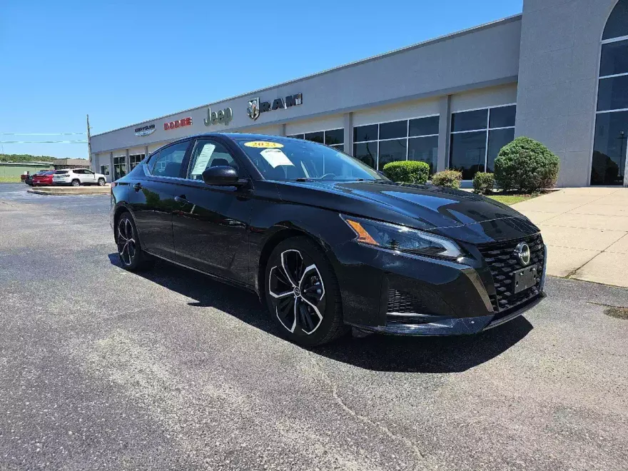2023 Nissan Altima 2.5 SR photo 1