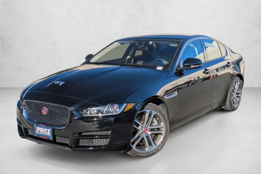 2017 Jaguar XE Premium photo 1