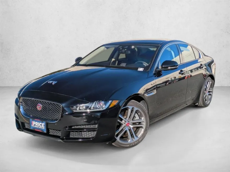 2017 Jaguar XE Premium photo 1